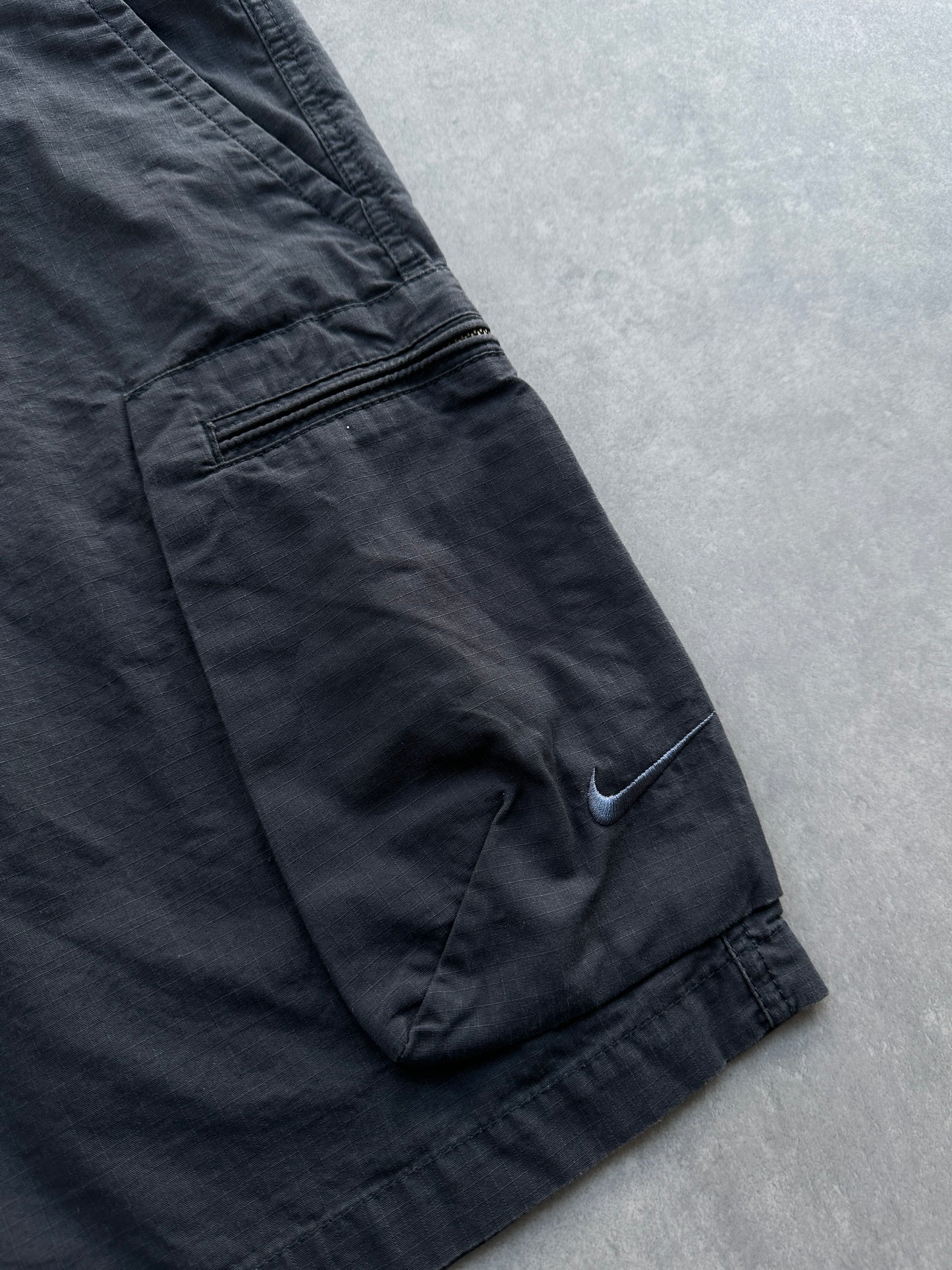 Nike muški sivi cargo šorc (30)