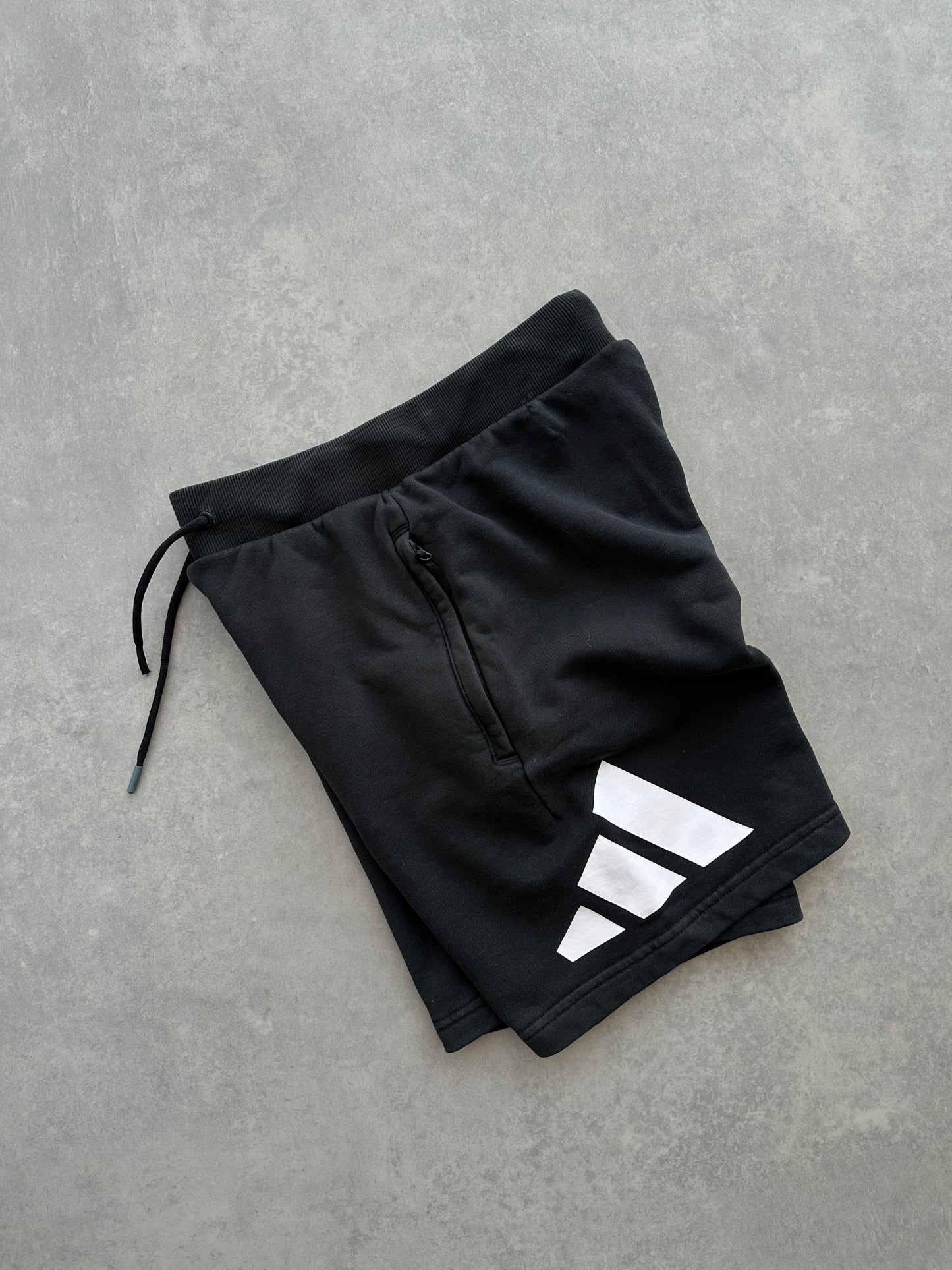 Adidas basic crni muški šorc (S)