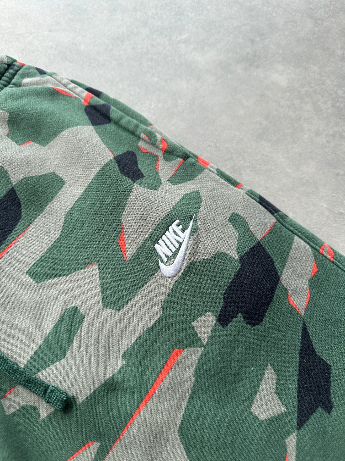 Nike muška maskirna trenerka (L)