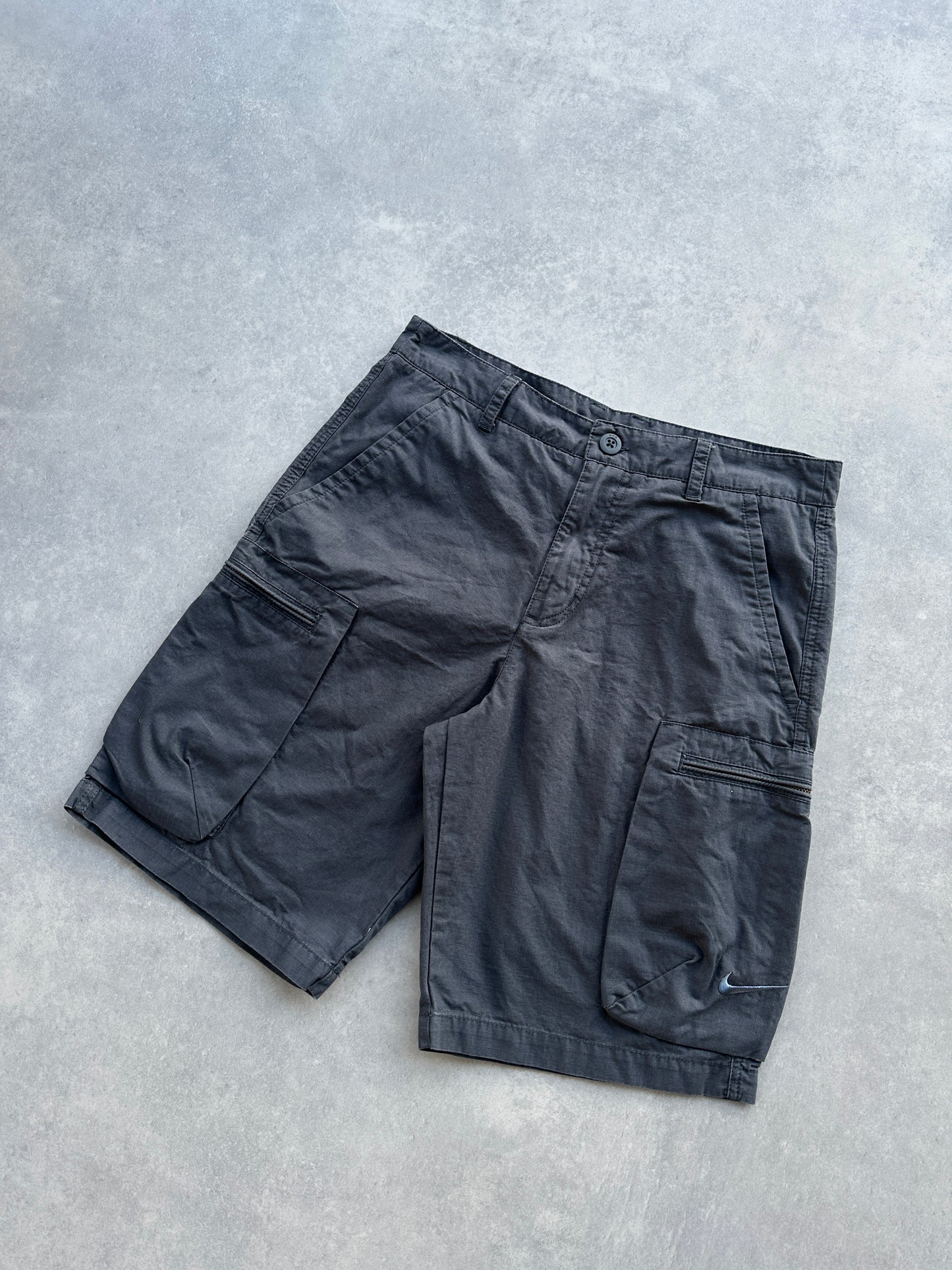 Nike muški sivi cargo šorc (30)