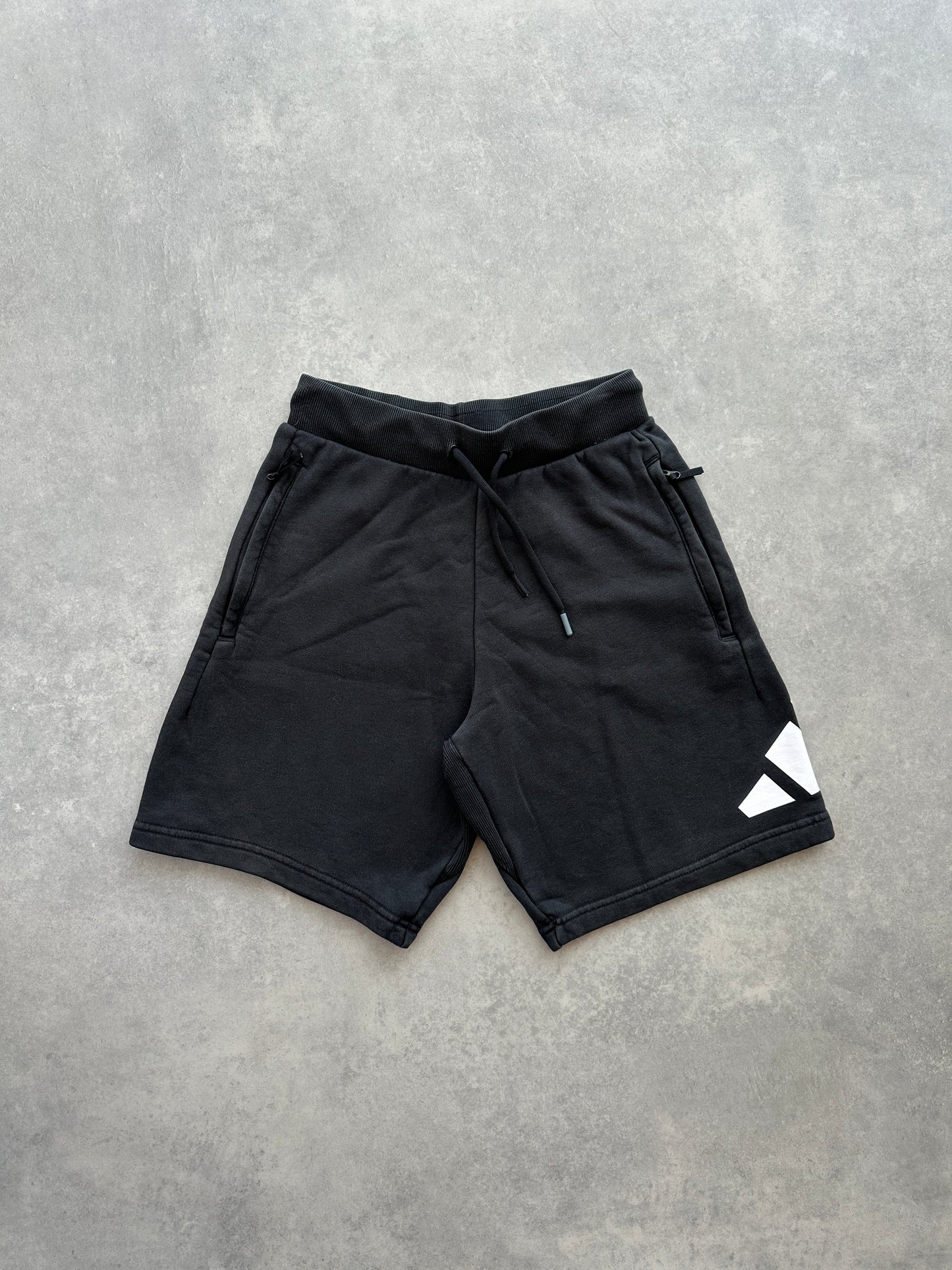 Adidas basic crni muški šorc (S)