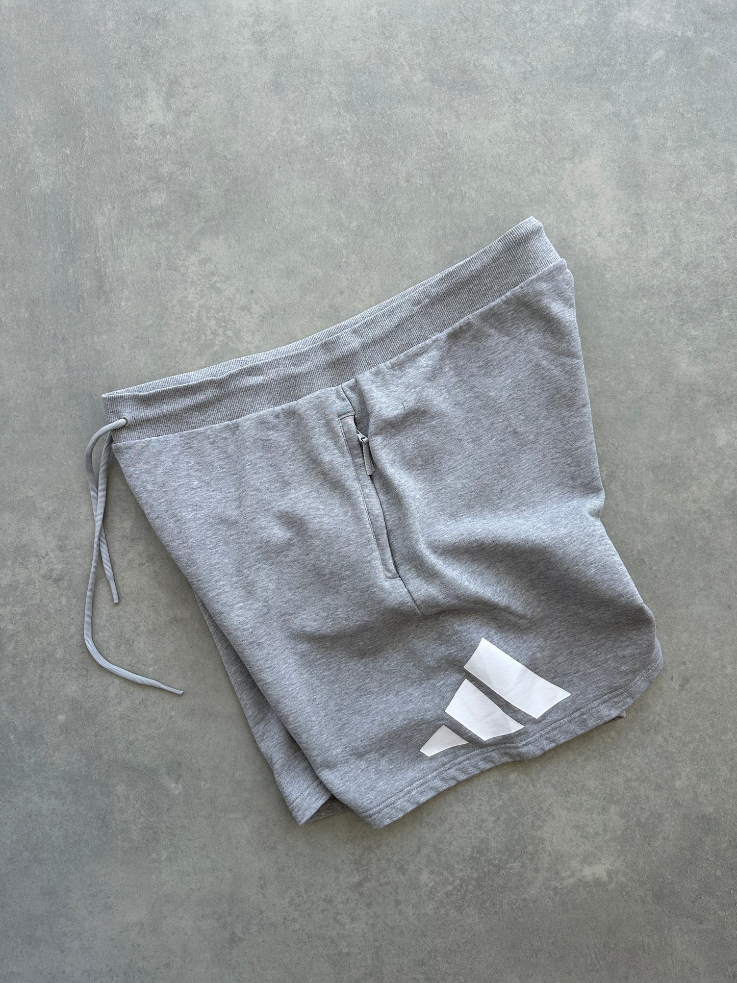 Adidas muški basic sivi šorc (XXL)