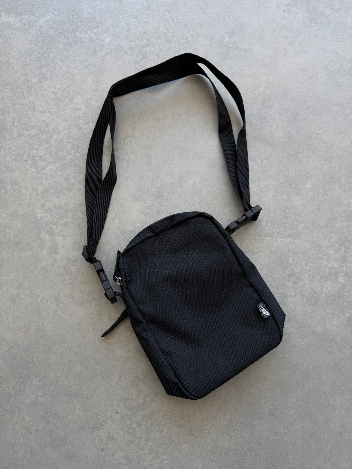 Nike muška basic crna torbica (2L)