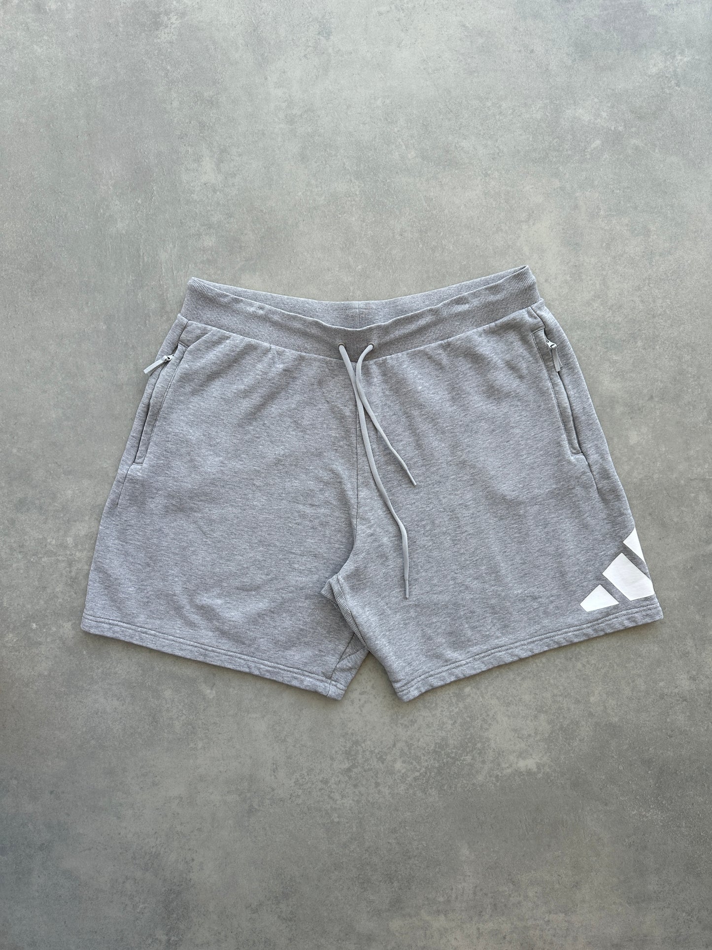 Adidas muški basic sivi šorc (XXL)