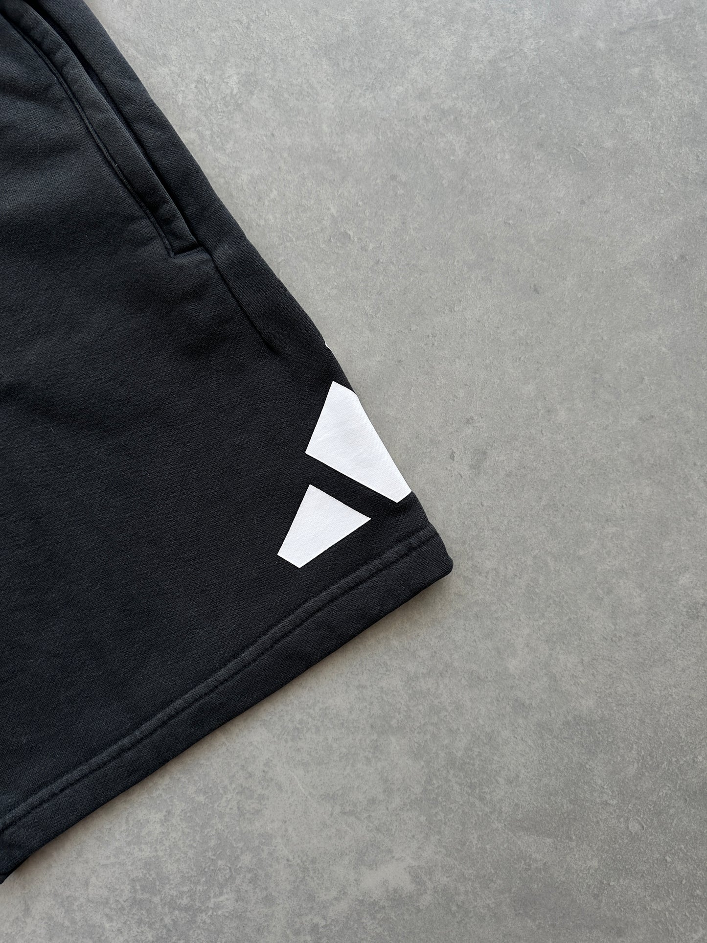Adidas basic crni muški šorc (S)