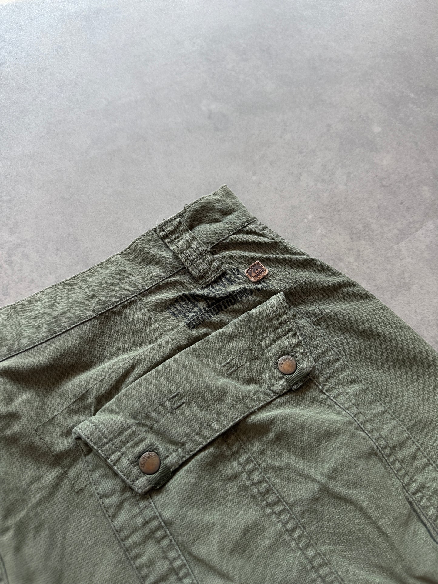 Quiksilver 2000s muški zeleni cargo šorc (M)