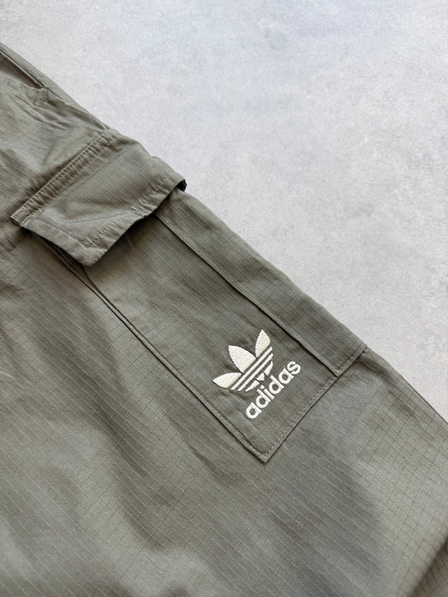 Adidas muške zelene cargo hlace (S)