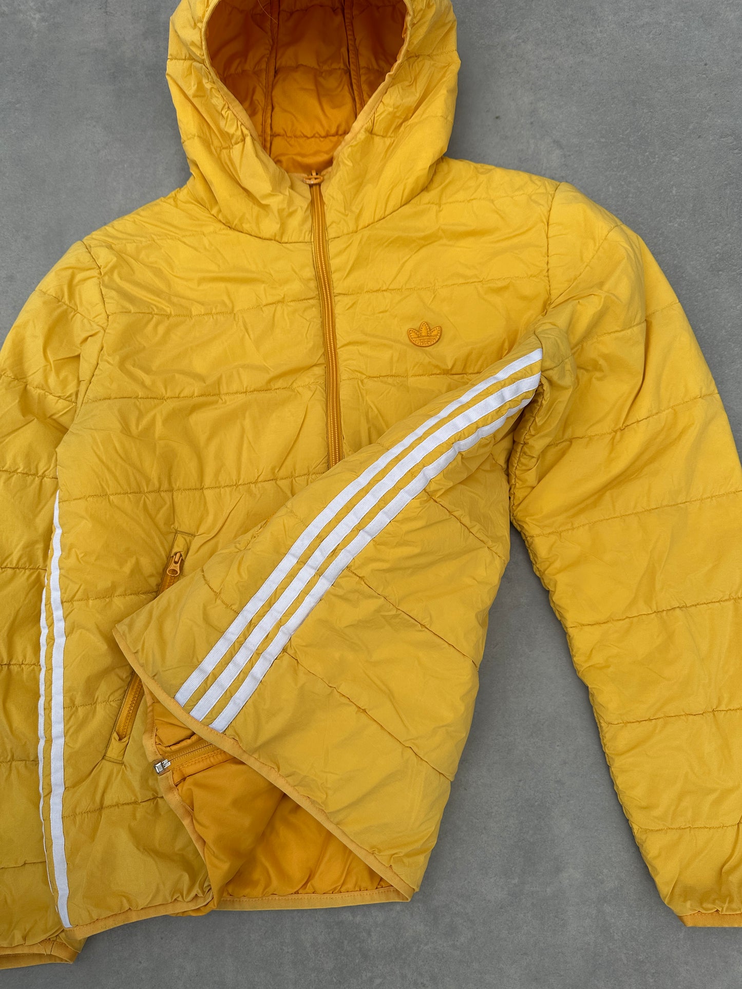 Adidas muška zuta puffer jakna (M)