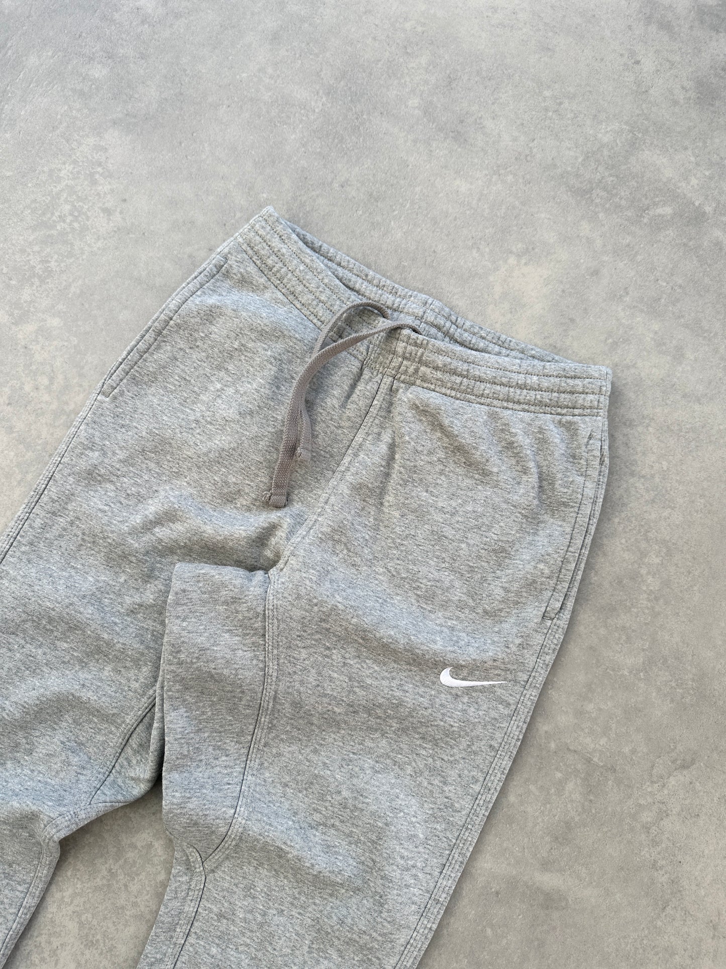 Nike muška basic slim fit siva trenerka (S)