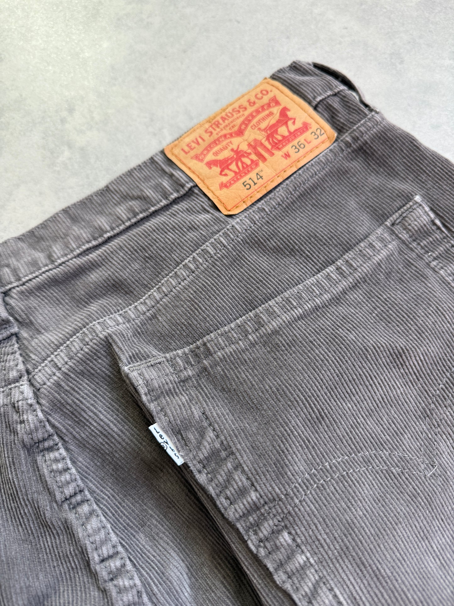 Levis 514 muške samtane hlace (36x32)