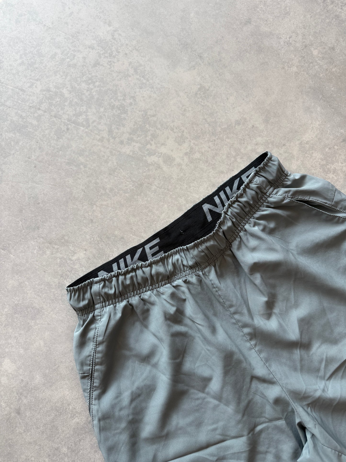 Nike Dri Fit muški sivi sportski šorc (S)