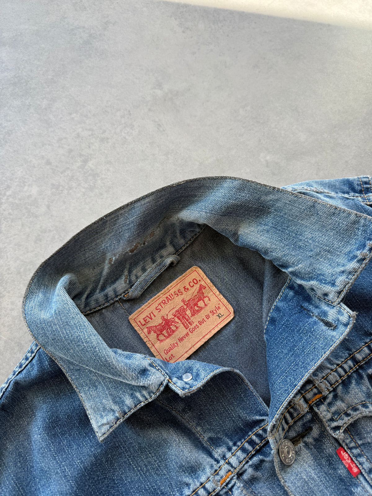 Levis vintage muška distressed cropped fit teksas jakna (L)