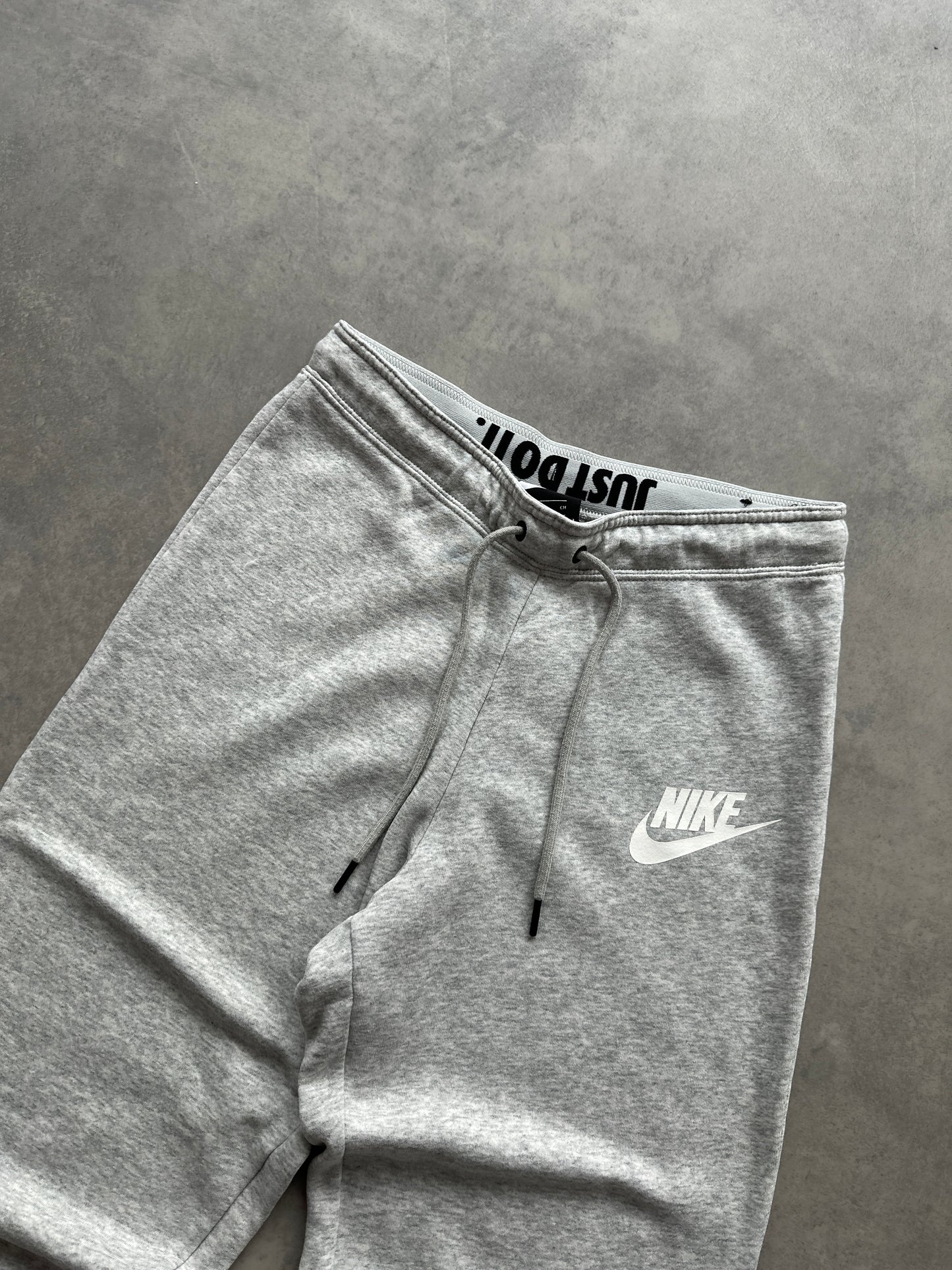 Nike ženska basic siva trenerka (S)