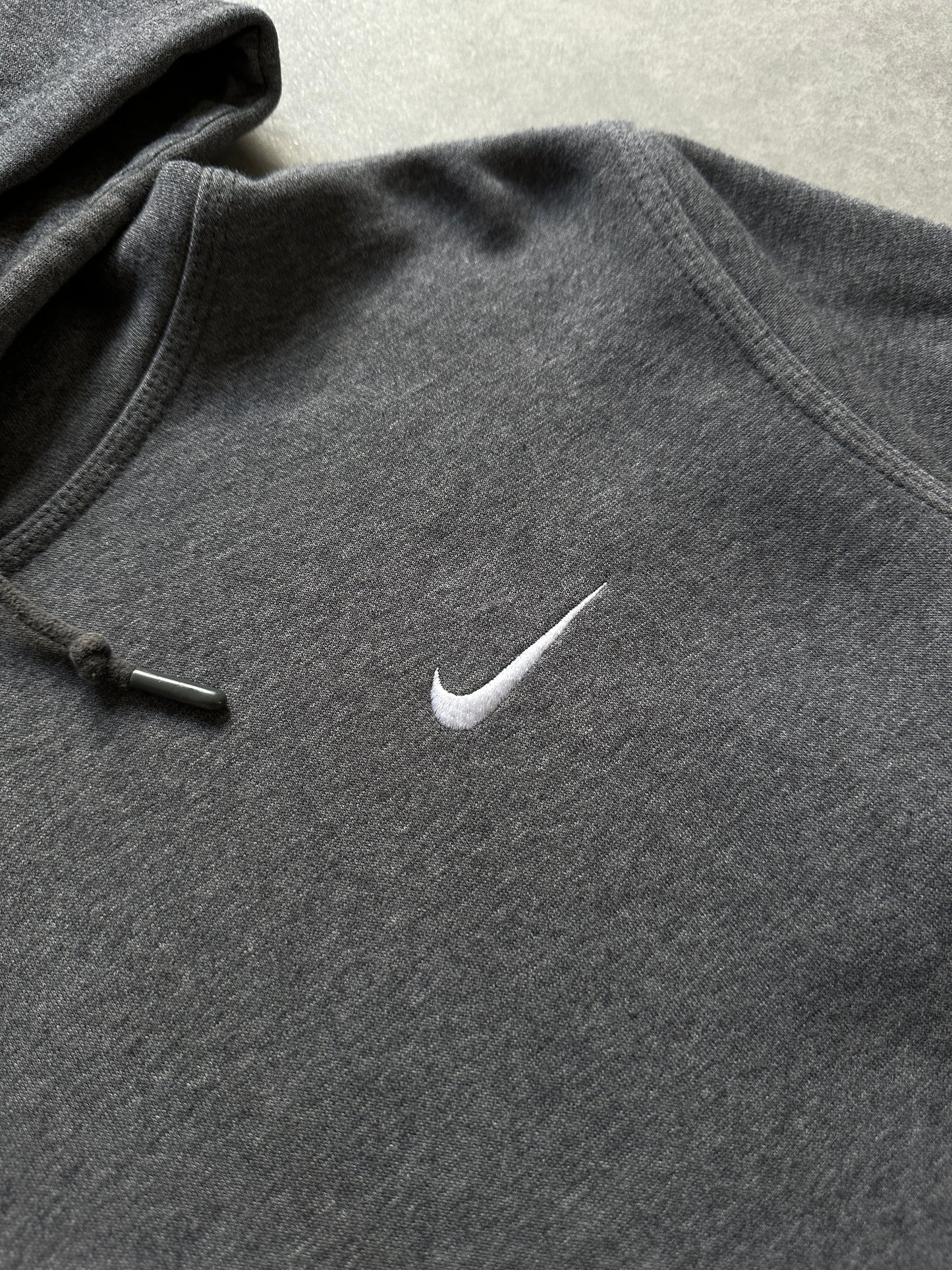 Nike basic siva muška dukserica (L)