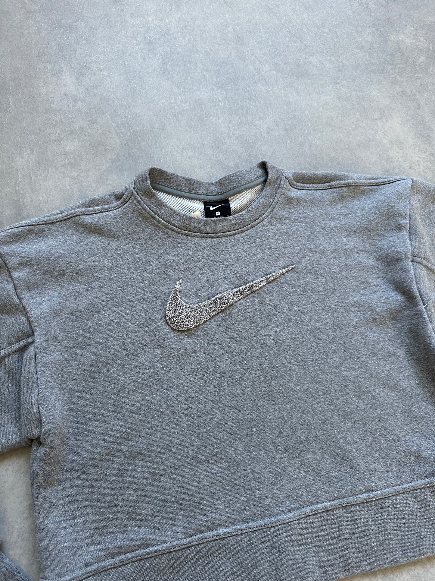 Nike ženska siva crop dukserica (XS)