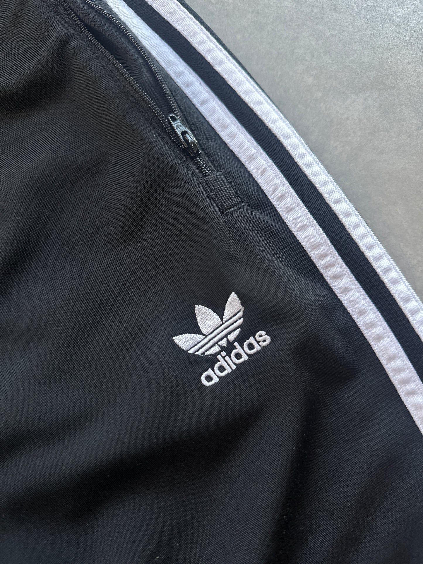 Adidas basic muška crna trenerka (S)
