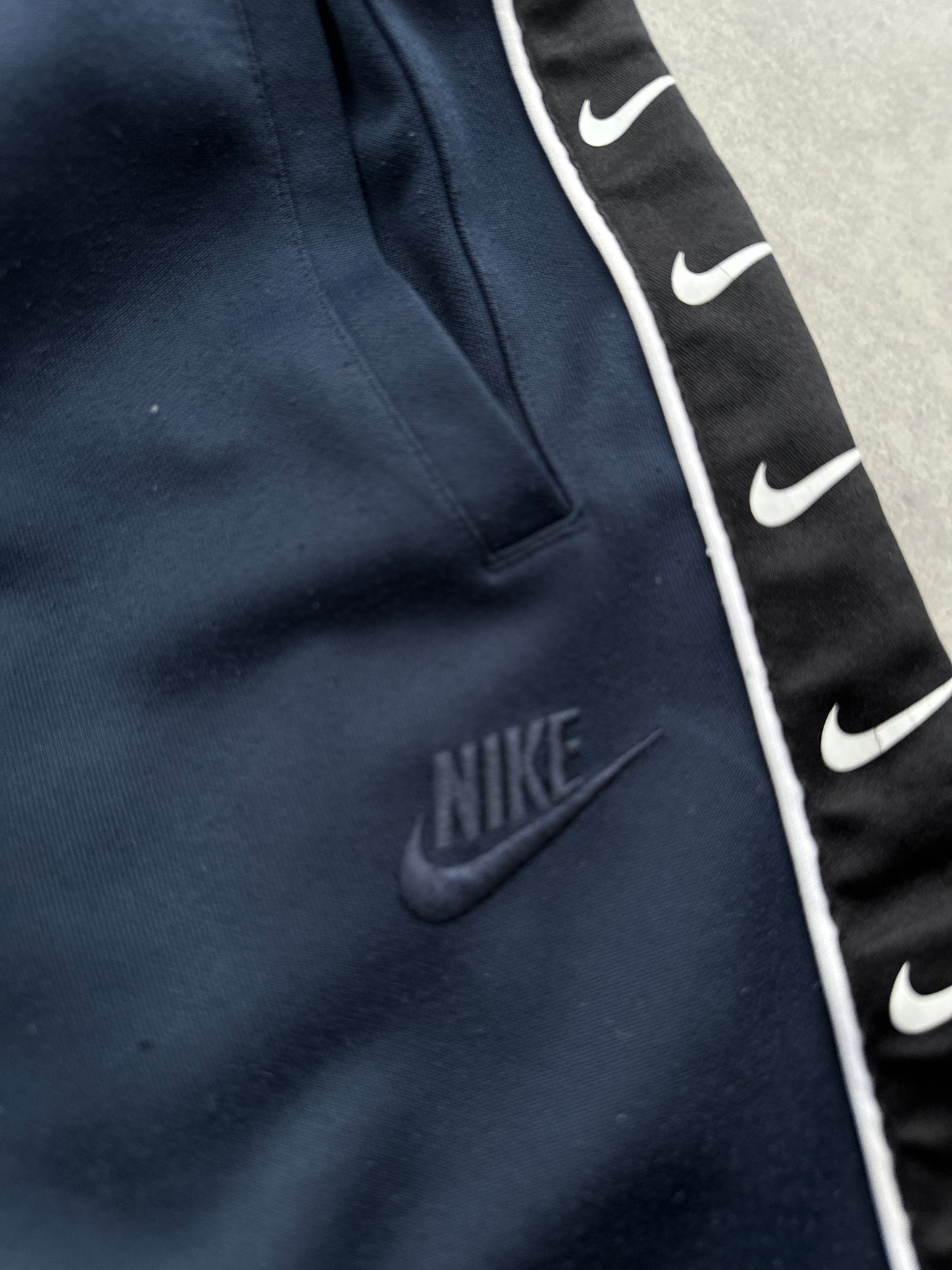 Nike muška basic navy trenerka (XS)