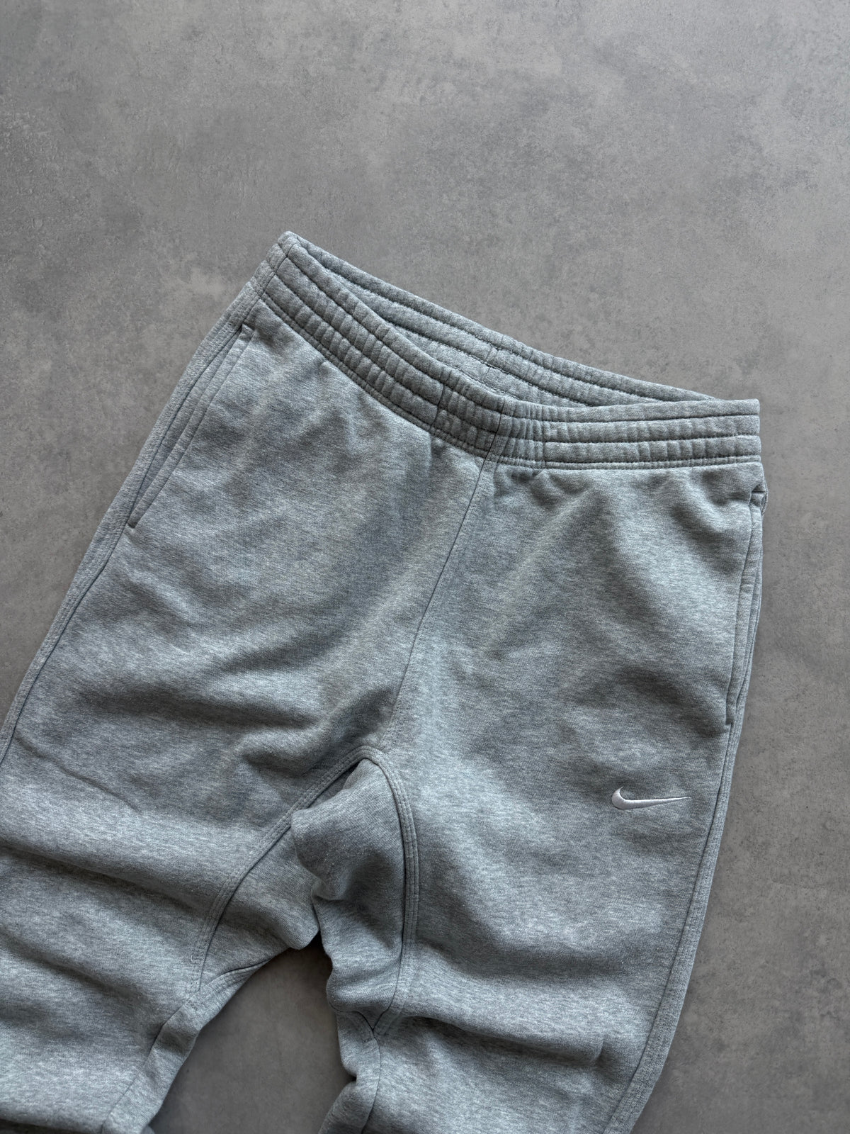 Nike muška basic siva slim fit trenerka (M)