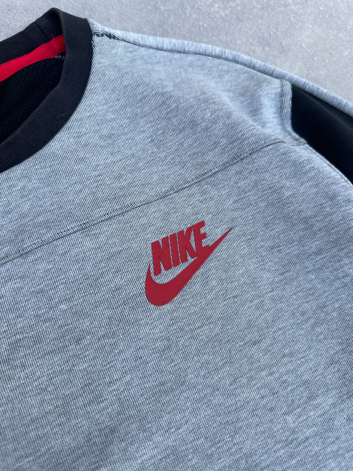 Nike sivo crna muška dukserica (M)