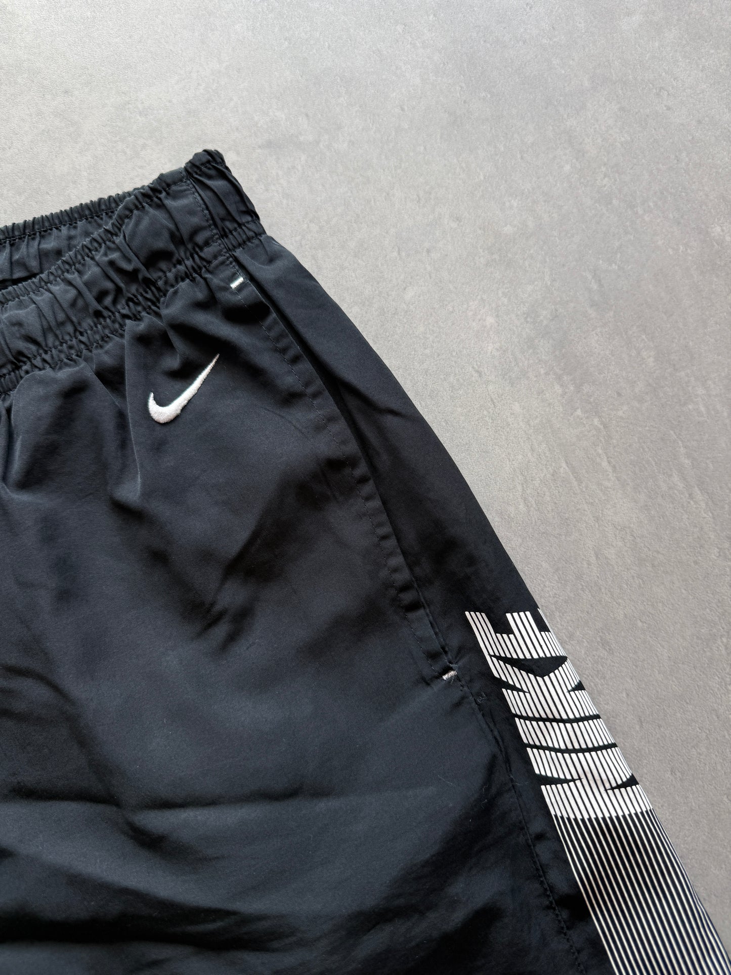 Nike ženski crni šuškavi šorc (M)