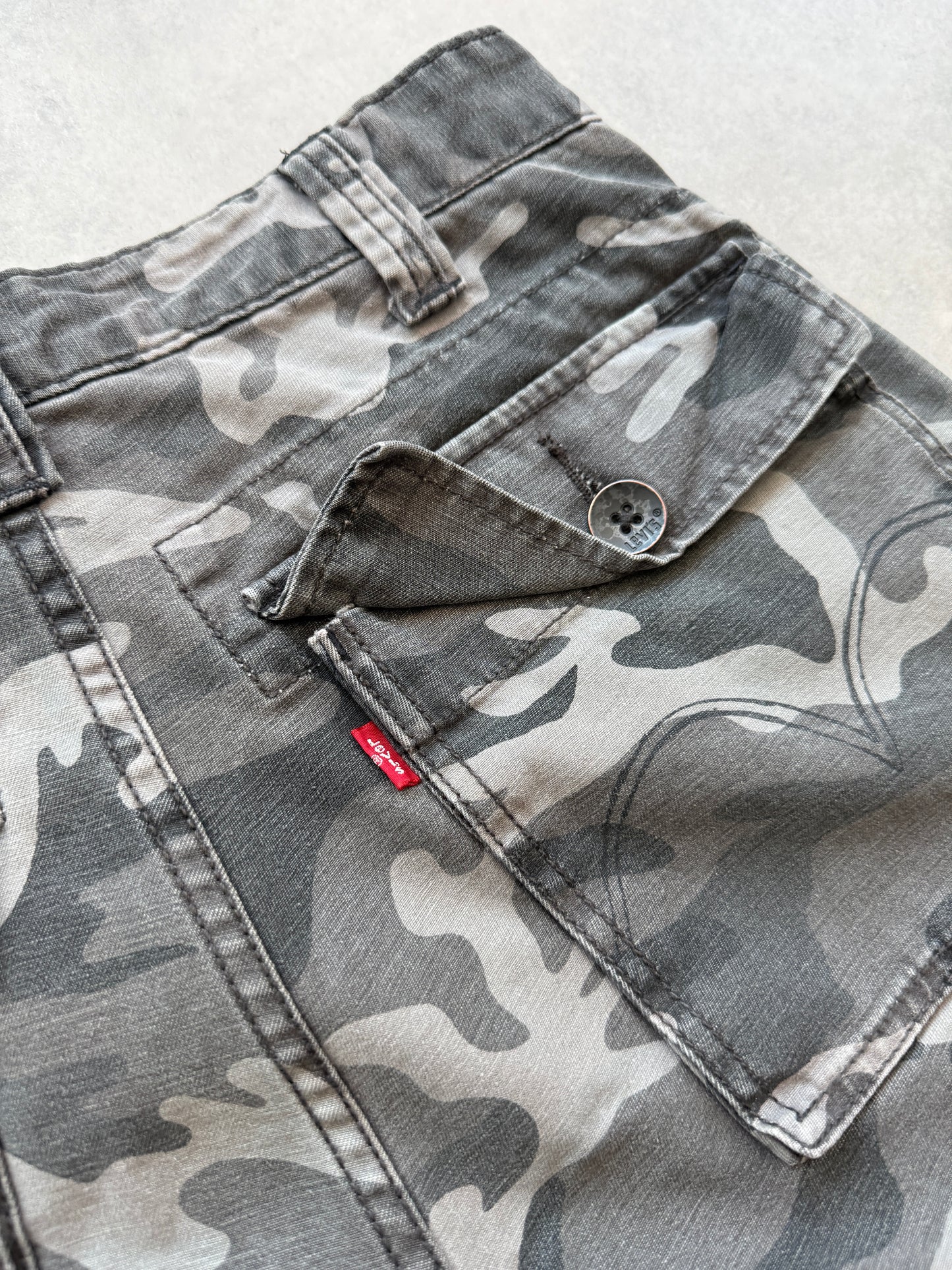 Levis 2000s muški oversized maskirni cargo šorc (M)
