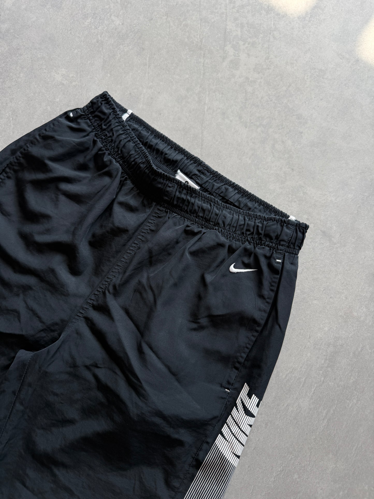 Nike ženski crni šuškavi šorc (M)