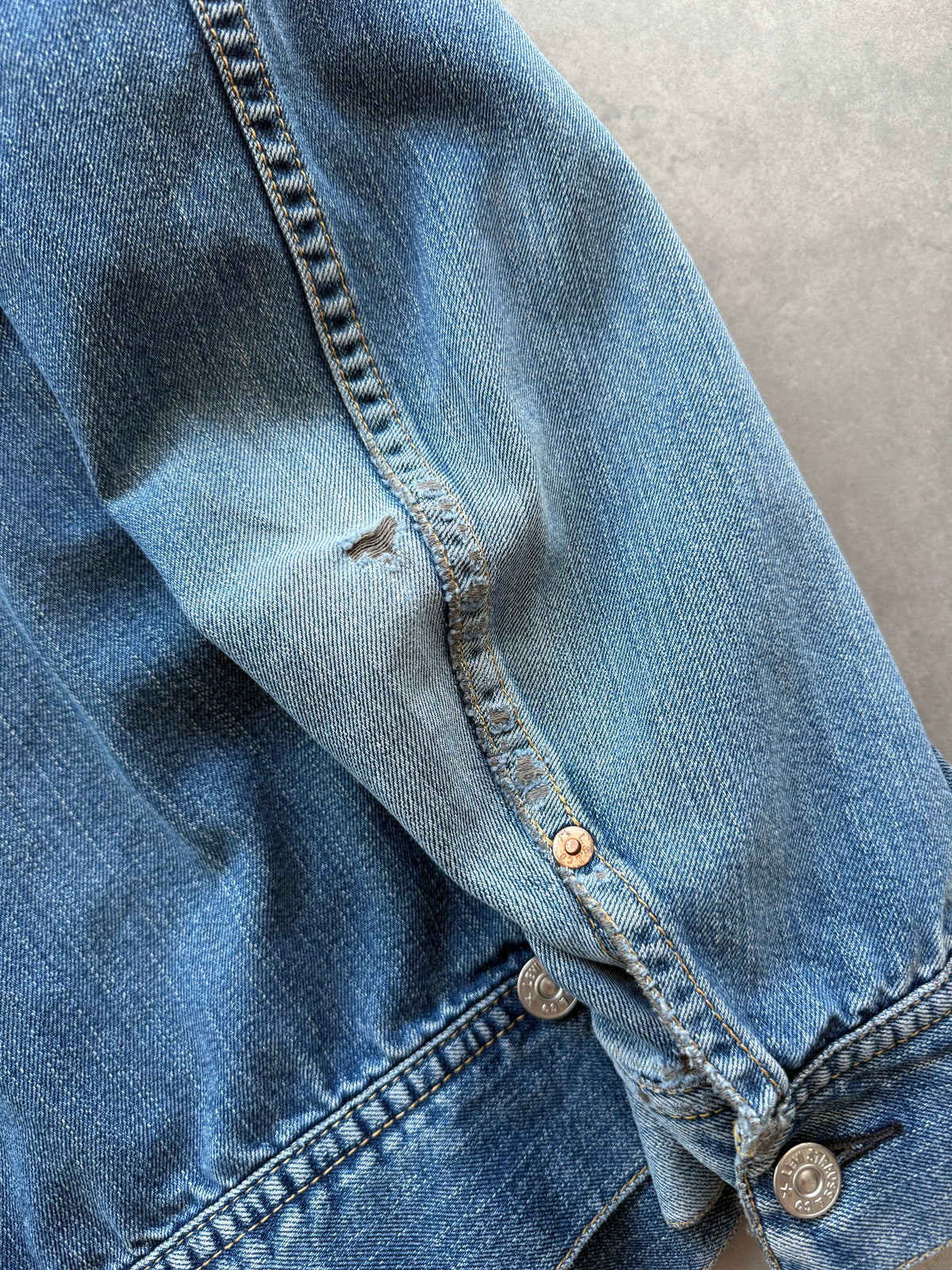 Levis vintage muška distressed cropped fit teksas jakna (L)