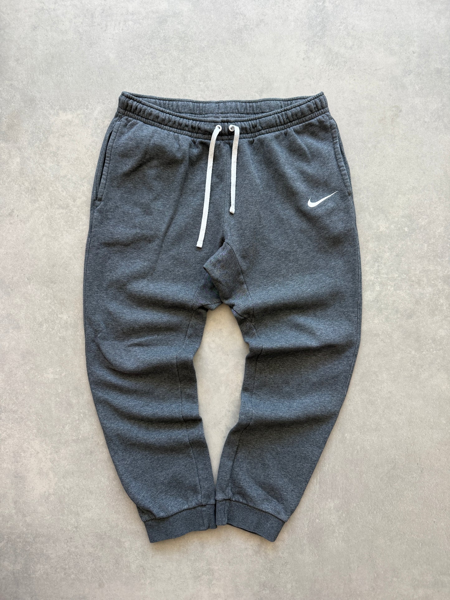 Nike muška slim fit siva trenerka (M)