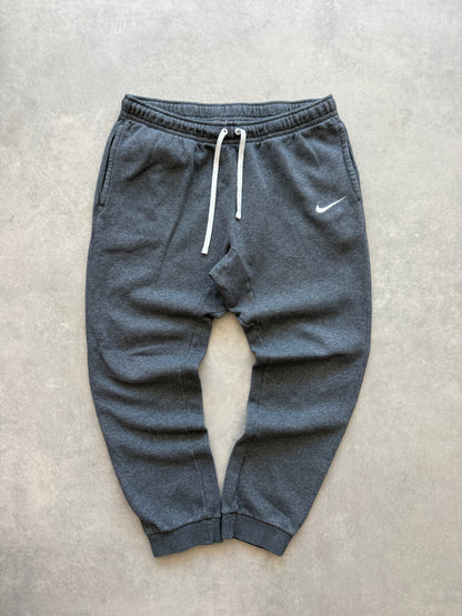 Nike muška slim fit siva trenerka (M)