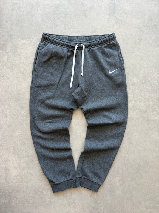 Nike muška slim fit siva trenerka (M)
