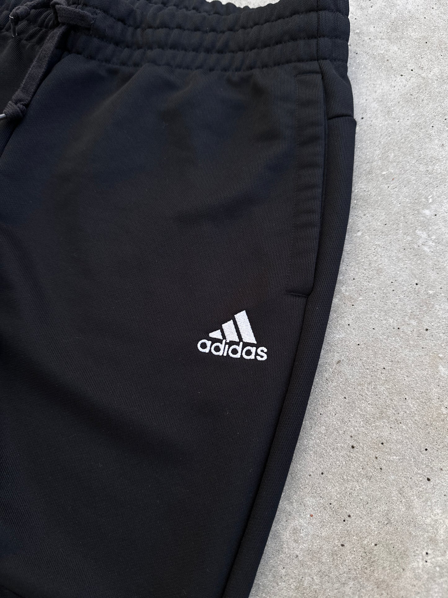 Adidas basic crna ženska trenerka (XS, S)