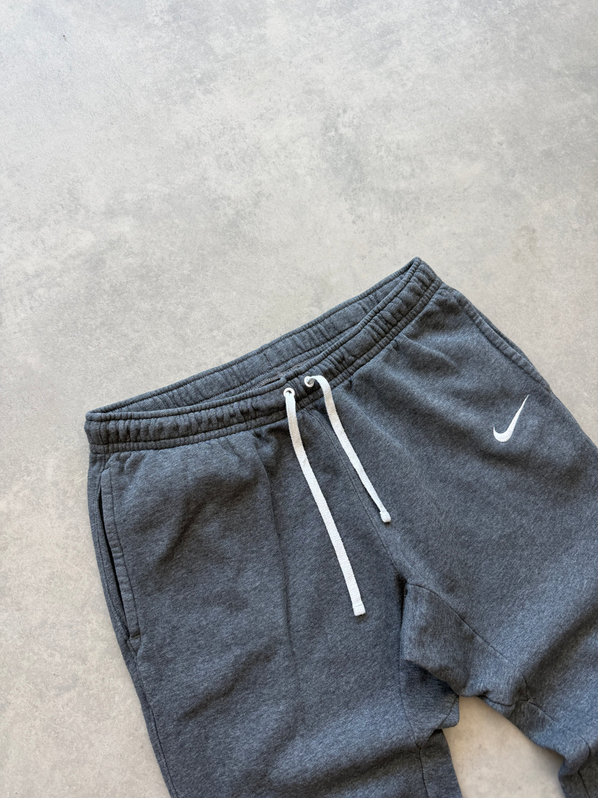 Nike muška slim fit siva trenerka (M)
