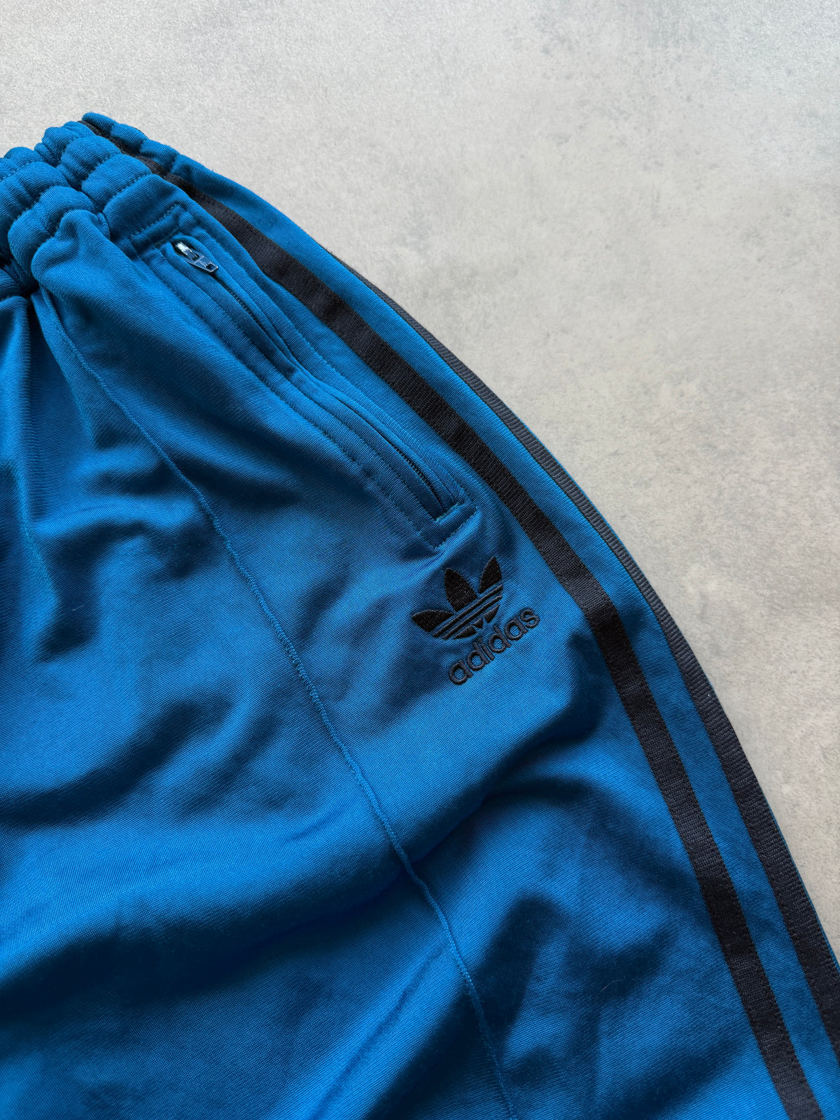 Adidas 00s ženska baggy plava trenerka (M)