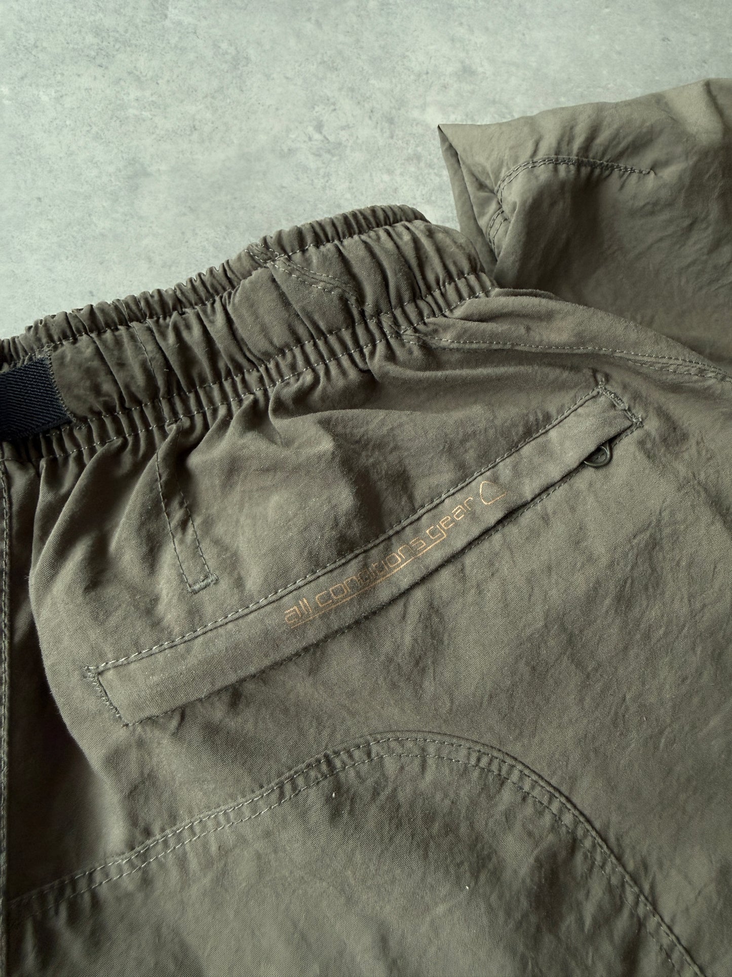 Nike ACG 2000s muške lagane šuškave cargo hlace (M)