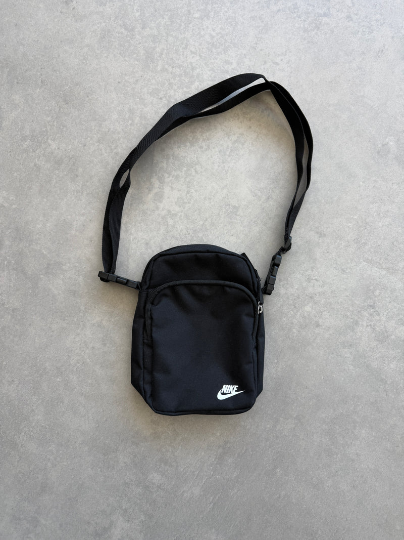 Nike muška basic crna torbica (2L)