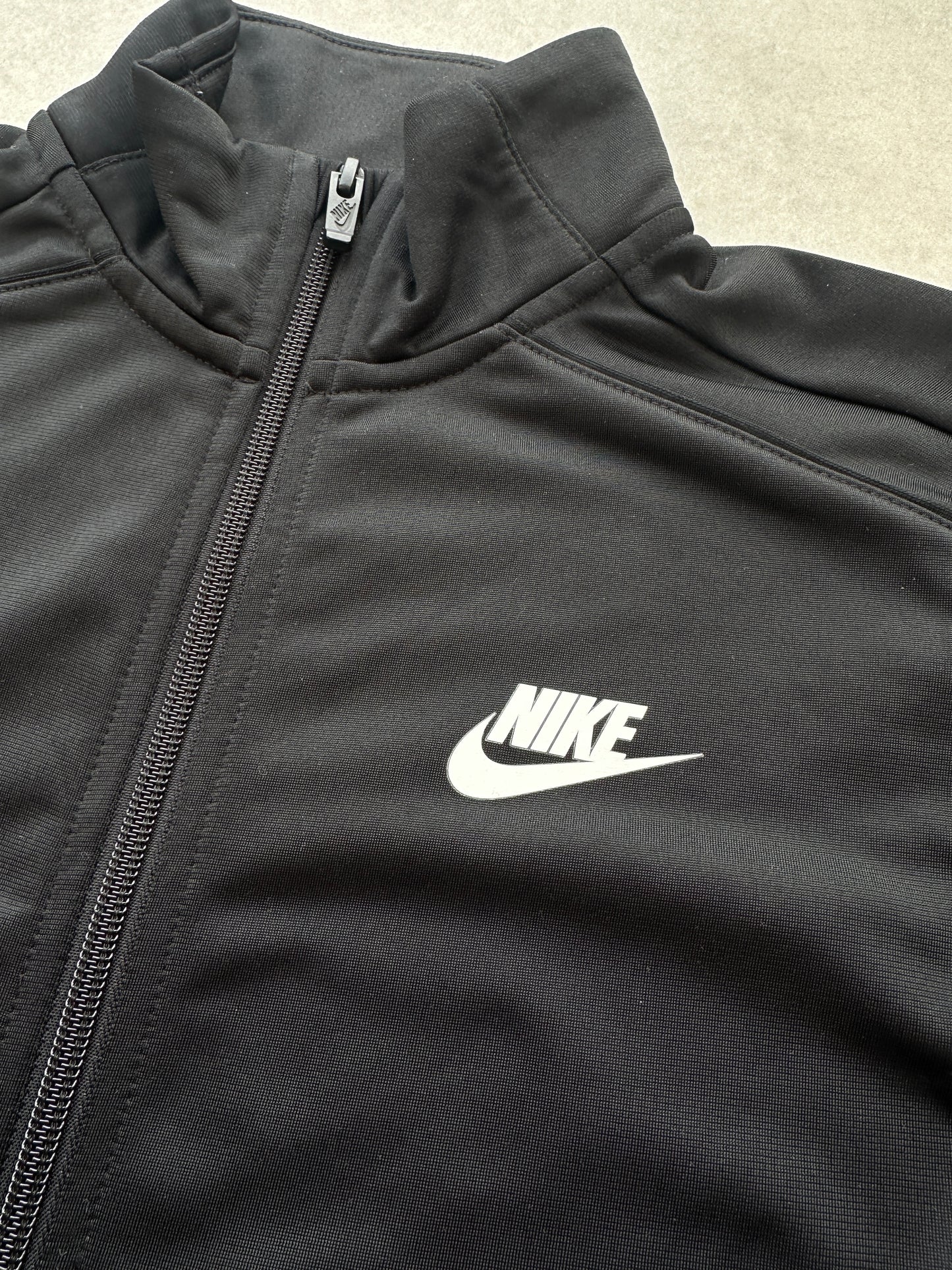 Nike crna basic djecija dukserica (L)