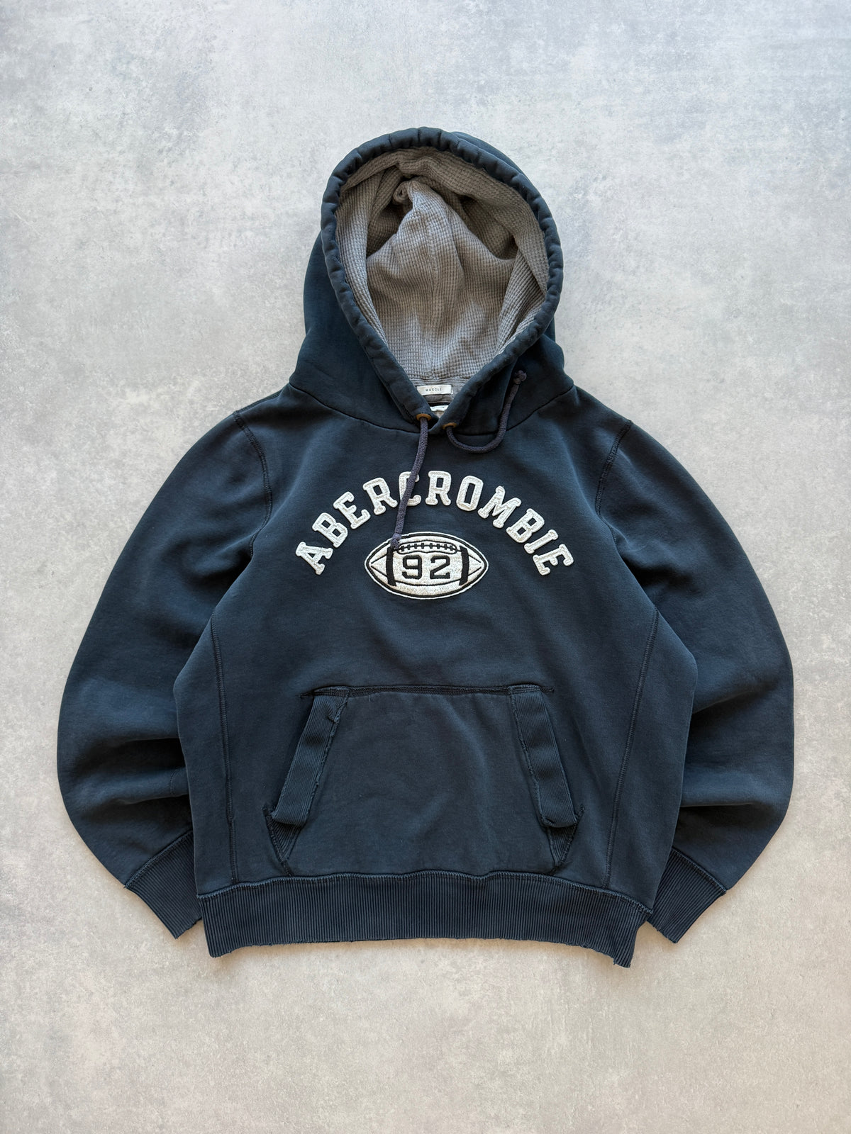 Abercrombie Y2K muška distressed dukserica (L)
