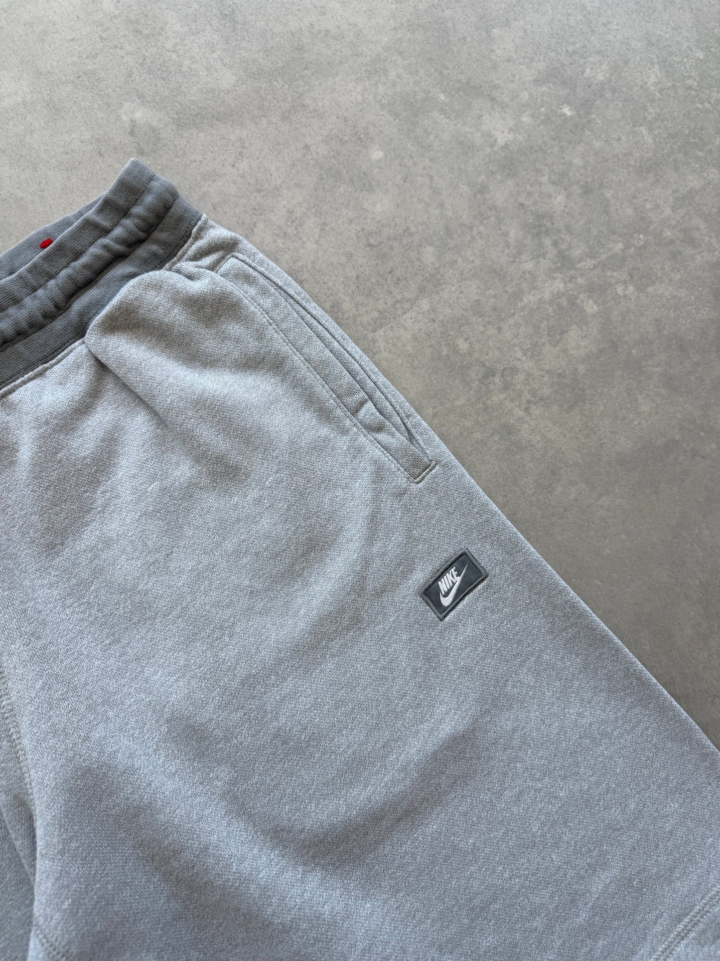 Nike muški basic sivi šorc (M)