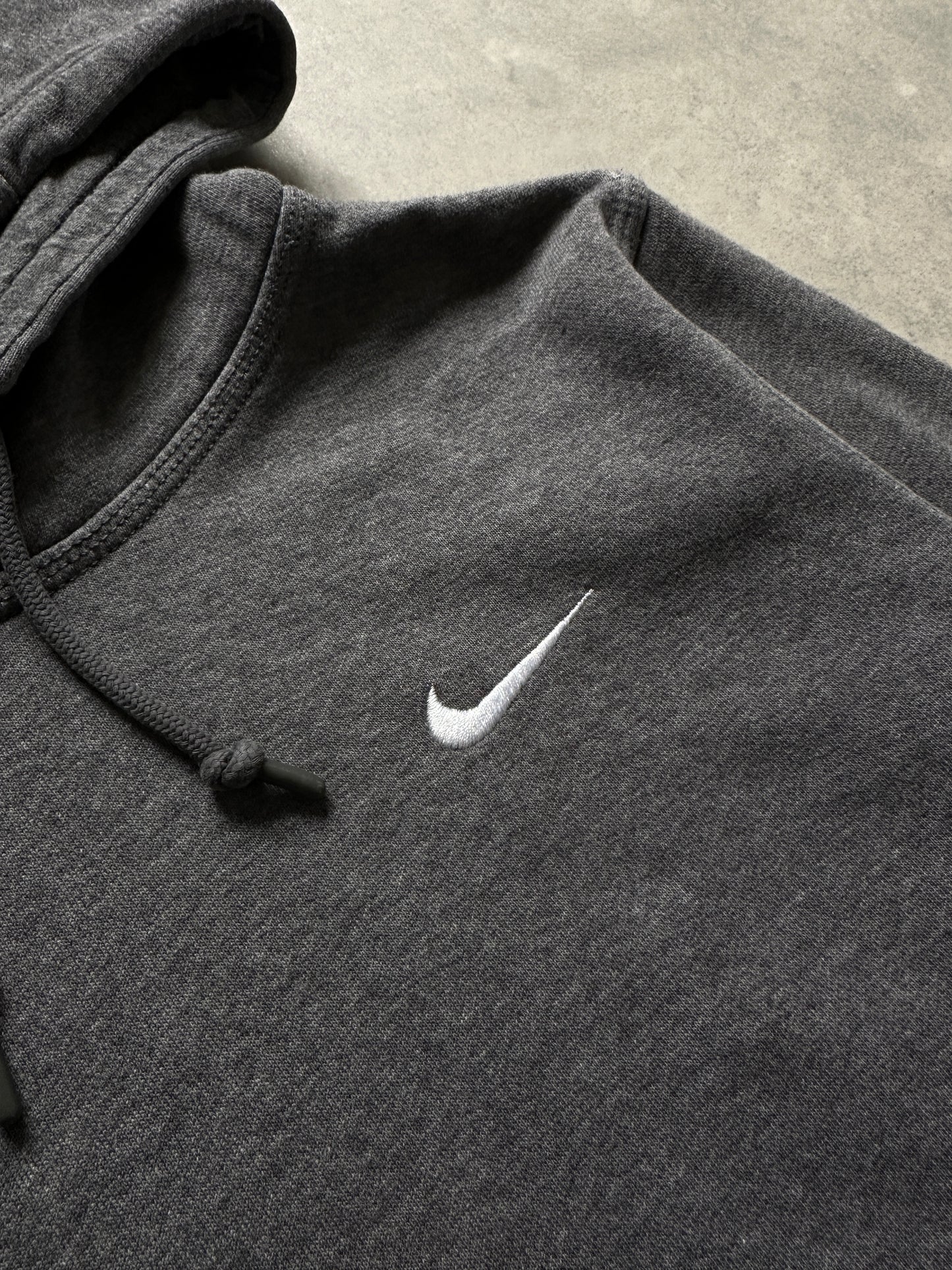 Nike basic tamno siva muška dukserica (S)