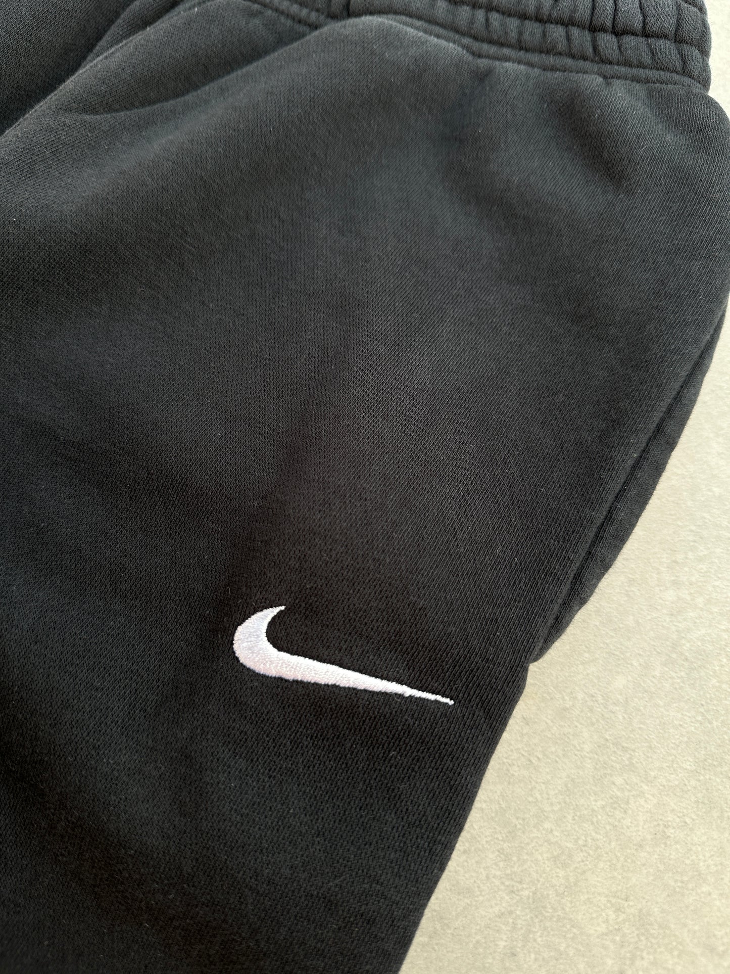 Nike ženska crna slim fit trenerka (S)