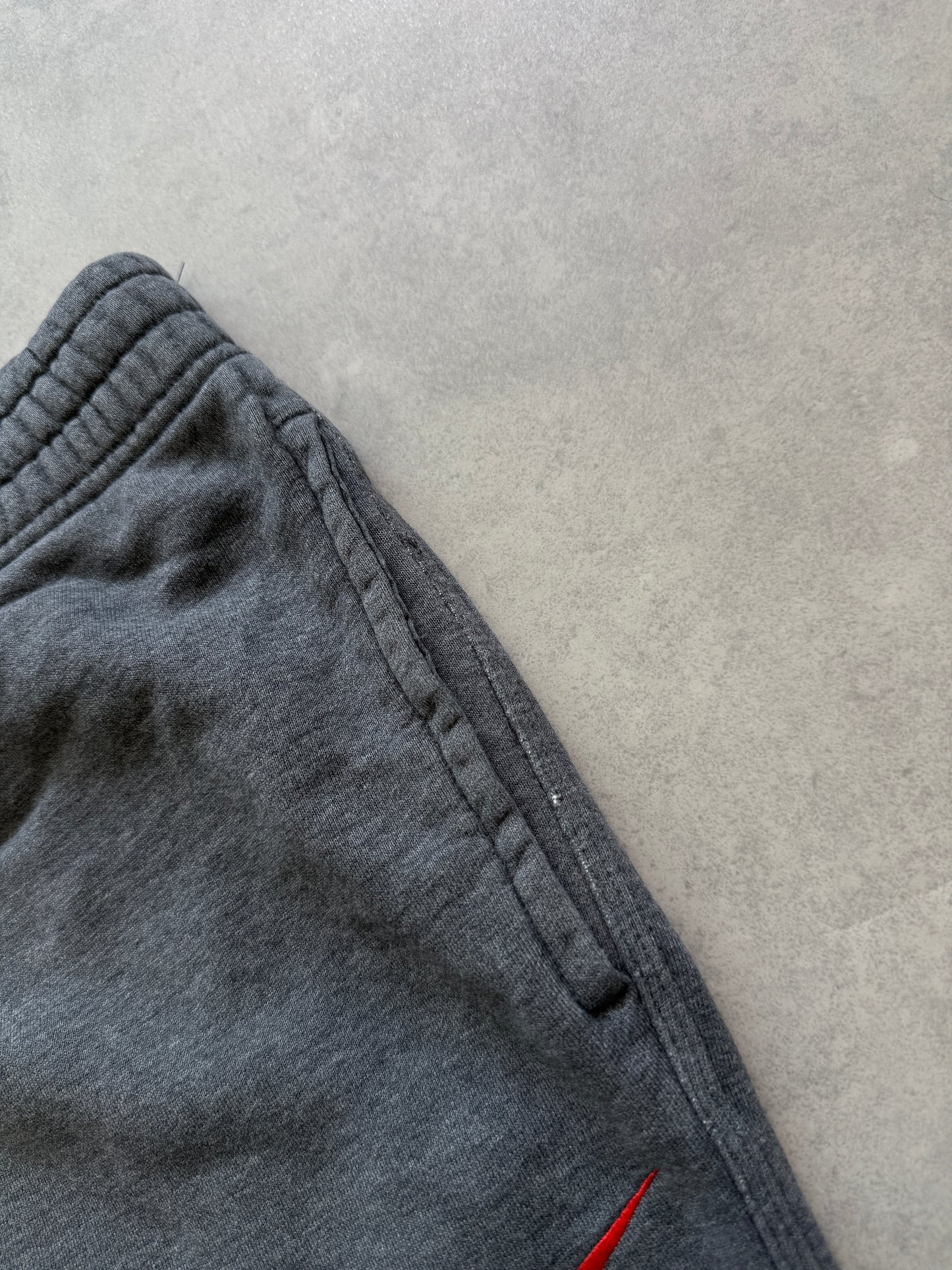 Nike muška basic siva trenerka (M)