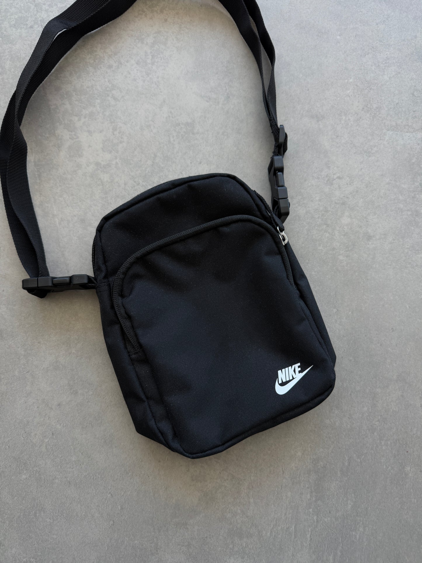 Nike muška basic crna torbica (2L)