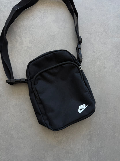 Nike muška basic crna torbica (2L)