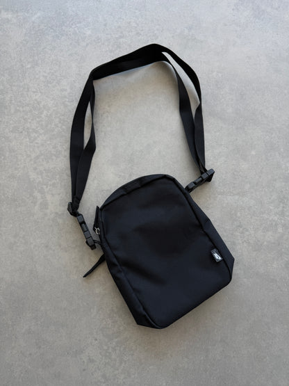 Nike muška basic crna torbica (2L)