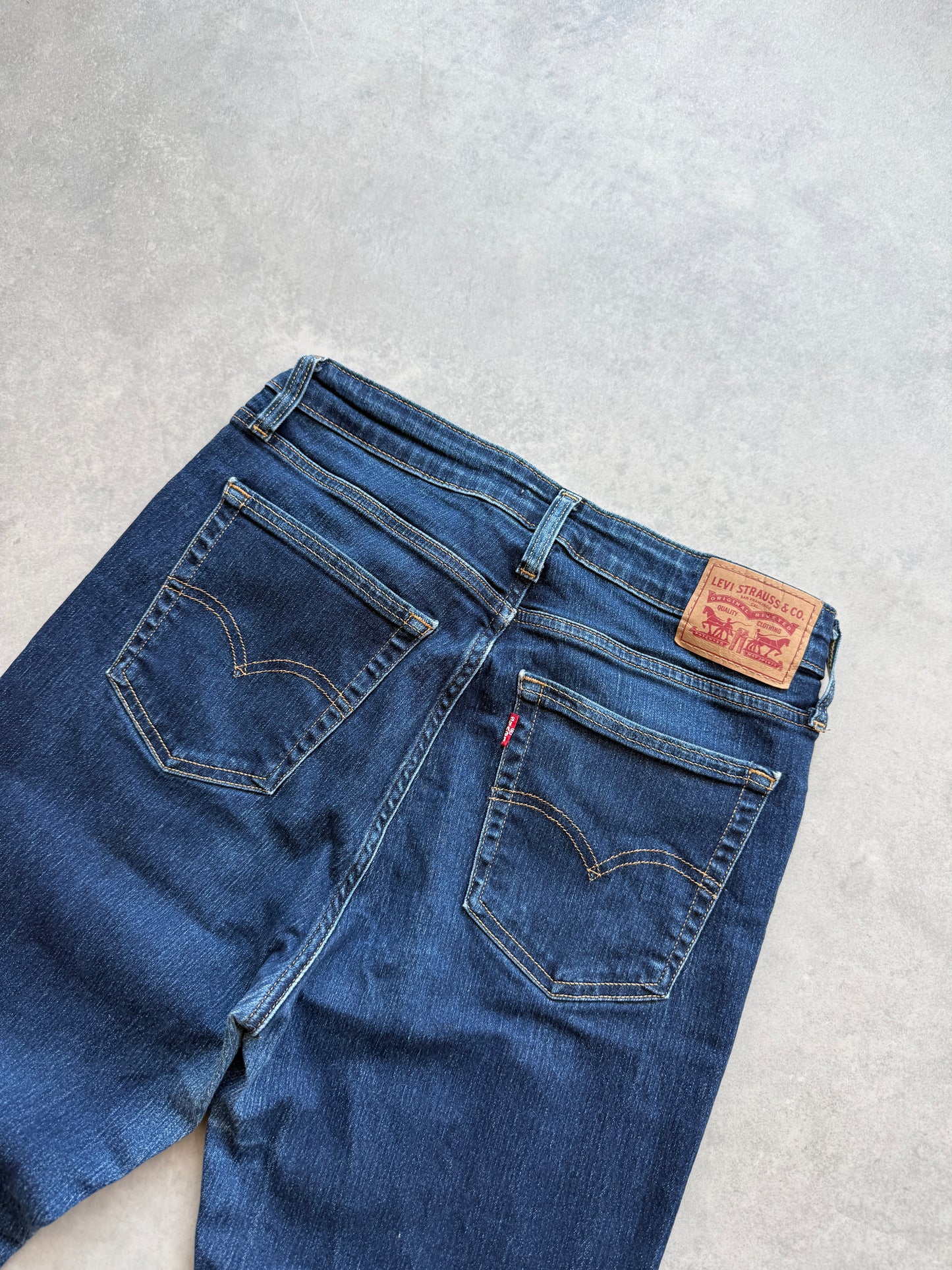 Levis 725 ženske tamno plave farmerke (31)