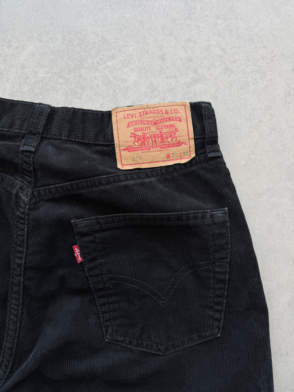 Levis 551 muške samtene hlace (30x32)