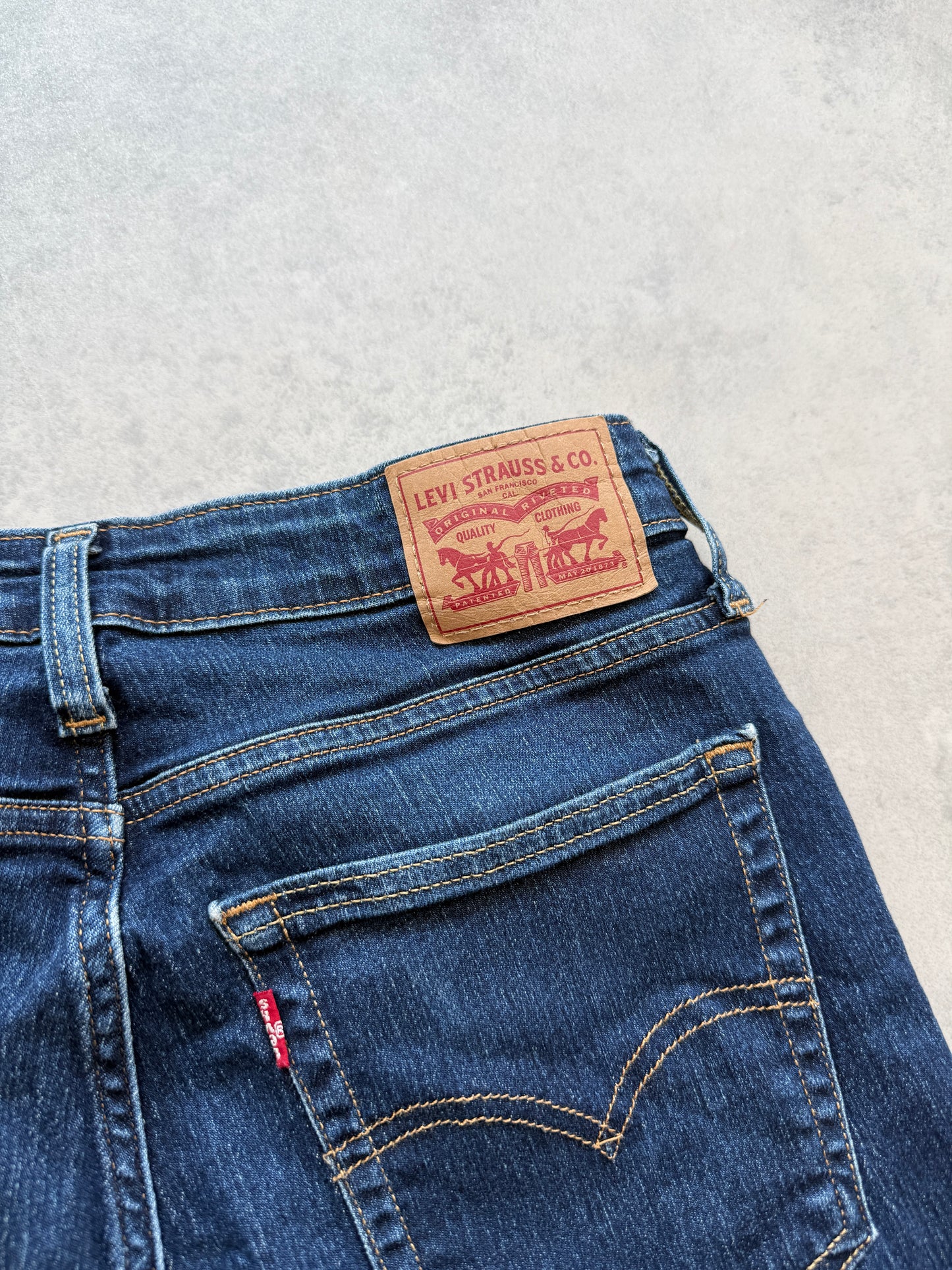 Levis 725 ženske tamno plave farmerke (31)