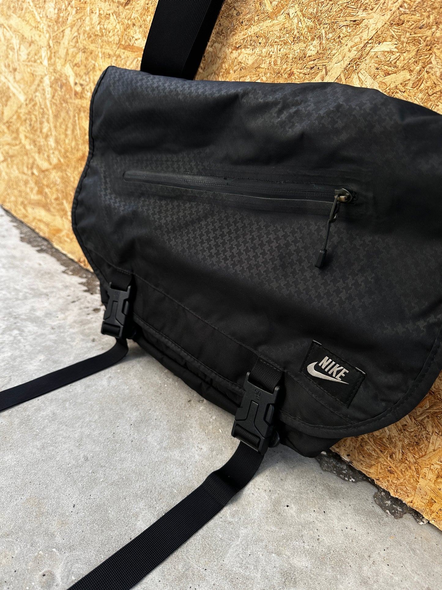 Nike 2000s messenger bag