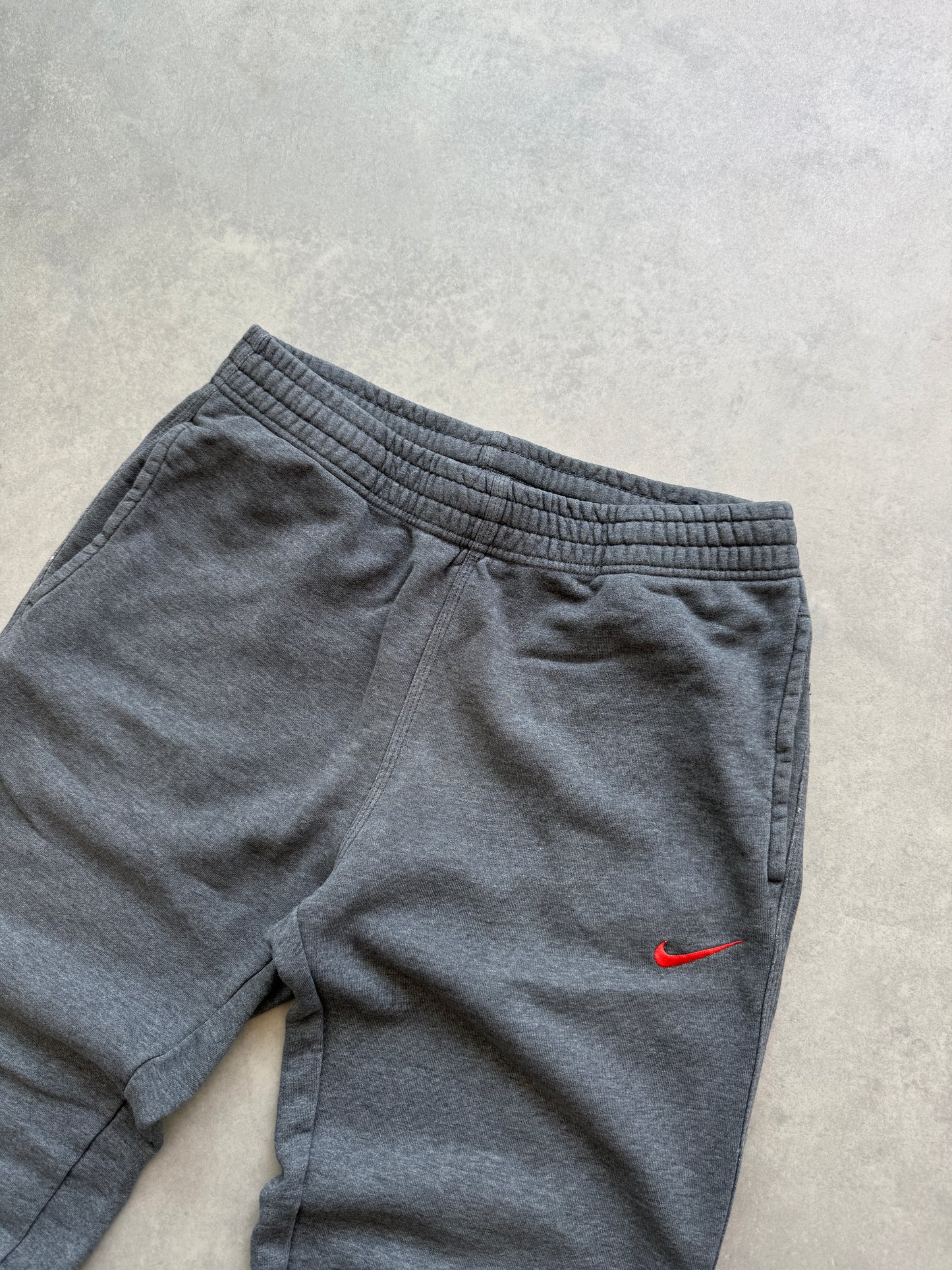 Nike muška basic siva trenerka (M)