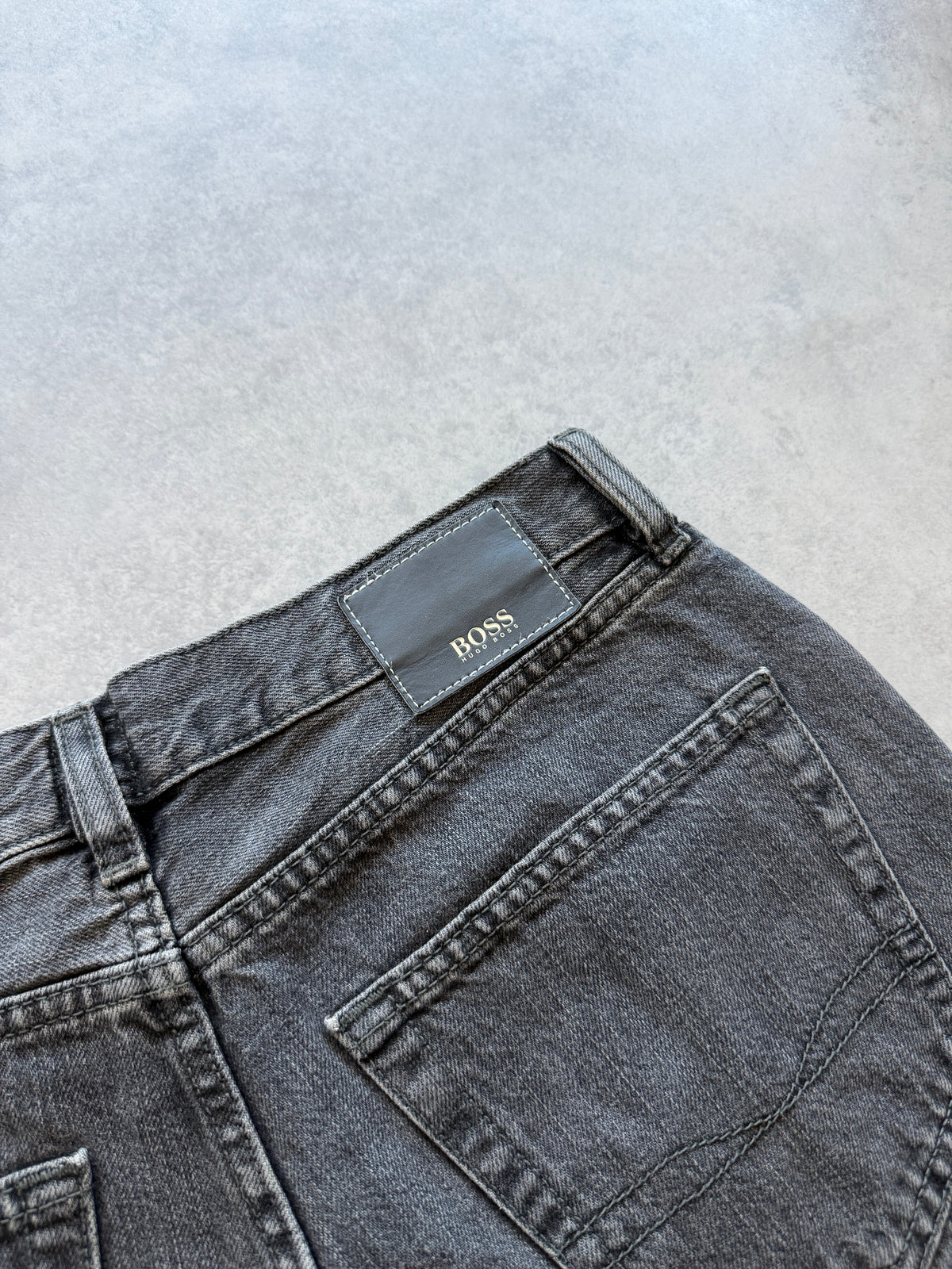Hugo Boss muške relaxed fit crne farmerke (32)